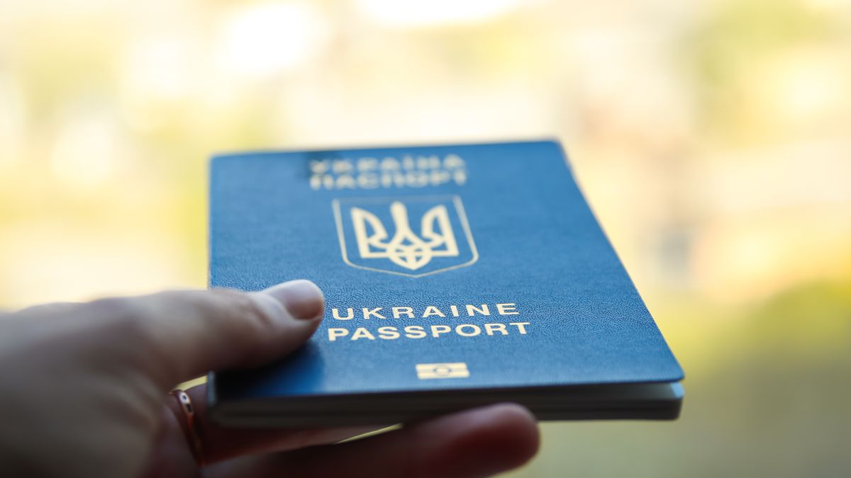 Ukrajincům bez ruského pasu vyhrožují v okupovaných oblastech deportací a zabavením majetku
